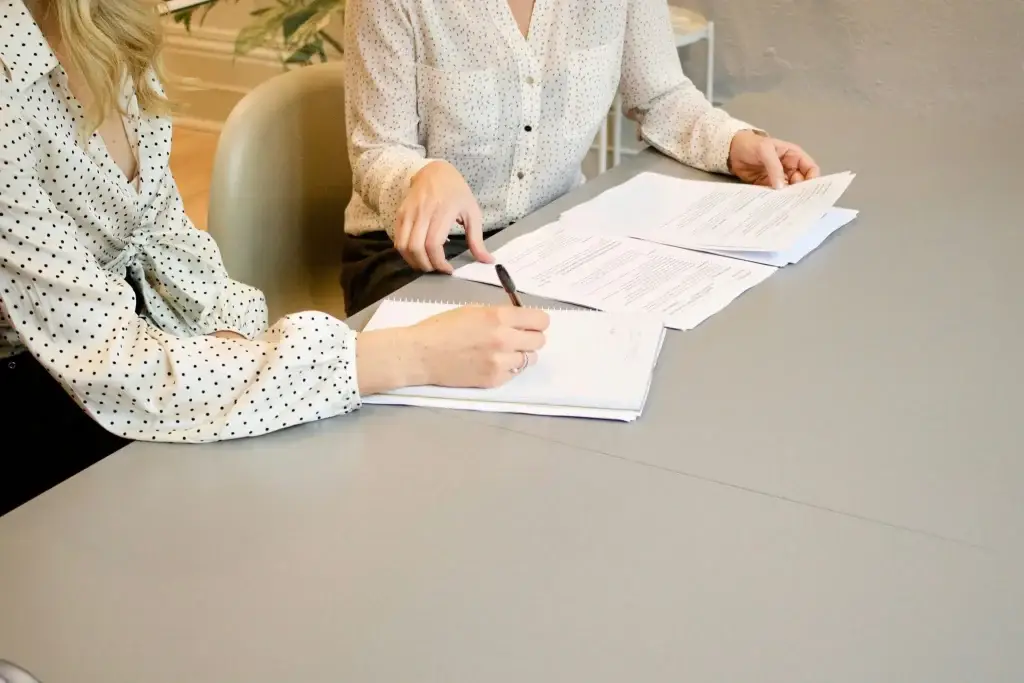 Profesionales revisando documentos y cálculos contables durante una evaluación de la estructura contable e impositiva de una empresa.